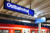 Telefonat am Bahnhof stört: Frau wirft Sandale