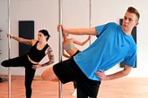 TAG24-Mann beim Trendsport Poledance: Mein Stangentanz erinnert an eine fallende Bahnschranke