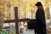 Rentner Gerhard setzt sich auf Friedhof einfach neben Trauernde: 