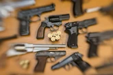 Rechtsextremisten und Reichsbürger in Bayern: 138 Waffen, viele offene Haftbefehle
