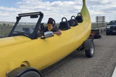 Polizei stoppt Riesen-Banane auf der Autobahn