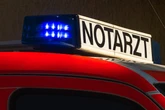 Heftiger Unfall: Auto von Transporter auf Mittelinsel geschleudert, als Kind dort steht