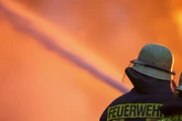 Riesiger Stall brennt lichterloh: Feuerwehr rettet 6000 Hühner