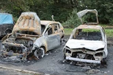 Vier Autos durch Feuer zerstört! War es Brandstiftung?