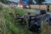 Kurioser Suff-Unfall in Sachsen: Toyota-Fahrer flieht nach Dachlandung!
