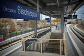 Mann attackiert Passanten am Bischofsplatz: Bei seiner Flucht springt er von der Brücke