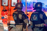 Schwerer Raubüberfall: Polizei eilt in Kettenhemden zur Hilfe