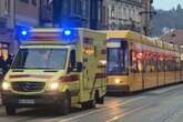 Schock am Schillerplatz: Kind läuft vor einfahrende Straßenbahn!