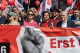 Zehntausende bei Demos in Hamburg: Bürgermeister vorne mit dabei