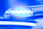 Junge Frau auf Heimweg krankenhausreif geprügelt: Ermittler durchsuchen zwei Wohnungen in Sachsen