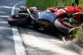 Tödlicher Unfall in Thüringen: Biker stürzt auf Landstraße und stirbt