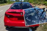 Ganz dreist: Mann fordert auf Alfa Romeo offensiv zu illegalem Rennen auf!