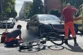 Schwerer Unfall in der Altstadt: Mercedes erfasst Radfahrerin