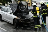 Auto gerät während Fahrt in Brand und löst Verkehrschaos aus