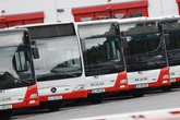 Radfahrer bei Unfall mit Linienbus schwer verletzt - Polizei sucht Fahrer