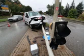 Transporter kracht gegen Schild, Laterne und Ampel