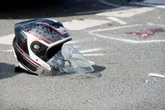 Volvo-Fahrer rammt Suzuki von der Straße: Biker stirbt vor Ort an Verletzungen
