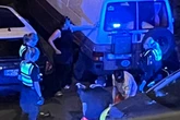 Rollerfahrer flüchtet vor der Polizei und kracht in Streifenwagen