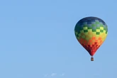 Heißluftballons stürzen nach Zusammenprall in der Luft ab - mehrere Verletzte, ein Toter