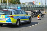 Jaguar-Fahrer will Spur wechseln und übersieht Yamaha: Biker bei Unfall verletzt