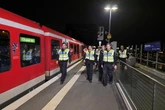 S-Bahn bleibt mitten auf der Strecke liegen: Über 400 Menschen müssen evakuiert werden