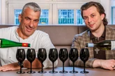 Das Auge trinkt nicht immer mit: Blindverkostung! Hier kommt der Wein in schwarzen Gläsern