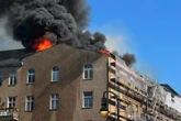 Lösten Dachdecker den heftigen Brand in Schöneberg aus? Polizei ermittelt