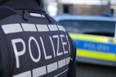 Aggressive Frau tobt am Stuttgarter Hauptbahnhof herum und beißt Polizistin
