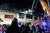 Dramatischer Wohnungsbrand: Bewohner fallen Feuerwehrkräften entgegen