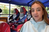 Junge Frau fährt mit Achterbahn: Was mit ihren Händen passiert, sorgt für Entsetzen