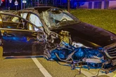 Mercedes knallt in Betonwand: Fahrer viel zu schnell unterwegs?