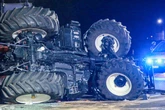 Traktor kippt nach Unfall um: Fahrer stirbt noch vor Ort