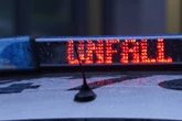 Lkw-Fahrer stellt sich auf Autobahn hinter offene Tür, plötzlich rauscht Sprinter an