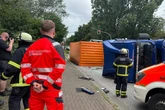 Sattelschlepper kracht in Hafenbahn: Zwei Verletzte, 17.000 Liter Speiseöl ausgelaufen