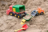 Obduktion bestätigt tragischen Tod: Dreijähriger erstickte im Sand