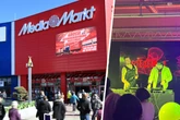 Chemnitzer MediaMarkt feiert Wiedereröffnung mit Stereoact im leergeräumten Saturn: "Fast schon Club-Atmosphäre"