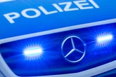 Senior in Vorgarten angeschossen, Biker flüchtet auf roter Maschine