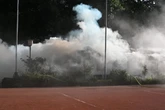 Clubhaus steht in Flammen: Starker Rauch behindert Löscharbeiten
