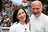 Partnerlook auf dem CSD: Kai Wegner und Senatorin Arm in Arm gegen Hass!