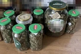 Wohnungsdurchsuchung in Mittelsachsen: Drogen und Weltkriegs-Waffen sichergestellt