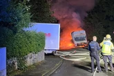 Mitten in der Nacht: Lkw geht lichterloh in Flammen auf
