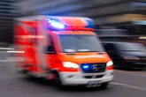 Tragisches Unglück: Mutter findet Sohn (†3) tot in Sandgrube im Garten