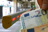 Junge (9) in Parkhaus angefahren: Mann drückt ihm 20 Euro in die Hand und haut ab