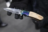 Hohe Bußgelder drohen: Alle Messer und Waffen im Berliner Nahverkehr verboten