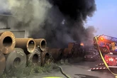 Großeinsatz im Stadthafen: Lkw und Container in Flammen