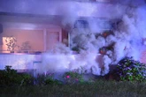 Feuer hüllt Mehrfamilienhaus in dichten Rauch: Bewohner werden eingeschlossen