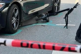 Auto erfasst E-Scooter-Fahrer: Roller unter Fahrzeug eingeklemmt