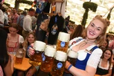Knochenjob Oktoberfest: Bedienungen nach 16 Tagen am Limit - "Mein Körper ist hinüber"