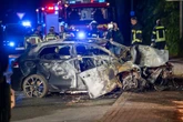 Auto kracht frontal gegen Baum! 18-Jähriger verbrennt im Golf-Wrack