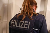 Streit unter Nachbarn eskaliert völlig: 26-Jähriger kommt mit Spaltaxt, 19-Jähriger greift zu Jagdmesser